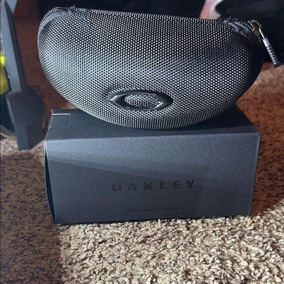 Oakley Textured Black Sunglasses Case - Picture 1 of 7